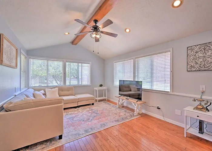 Vakantiehuis Whispering Pines Home: Fire Pit, Near Scenic Hikes