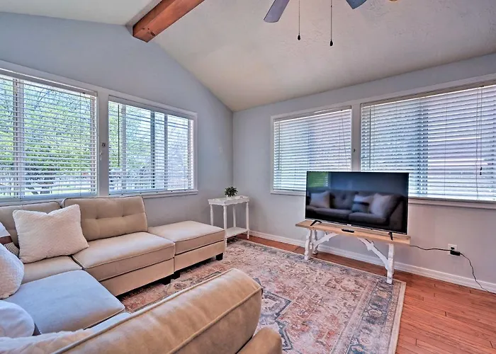 Whispering Pines Home: Fire Pit, Near Scenic Hikes Vakantiehuis *