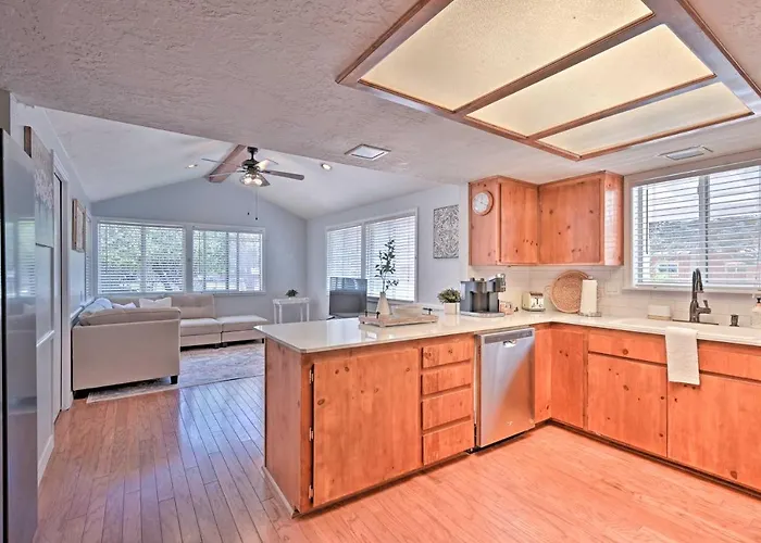 Whispering Pines Home: Fire Pit, Near Scenic Hikes Vakantiehuis