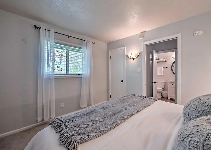 Whispering Pines Home: Fire Pit, Near Scenic Hikes *