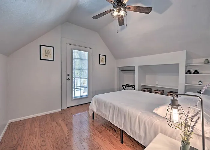 Whispering Pines Home: Fire Pit, Near Scenic Hikes *