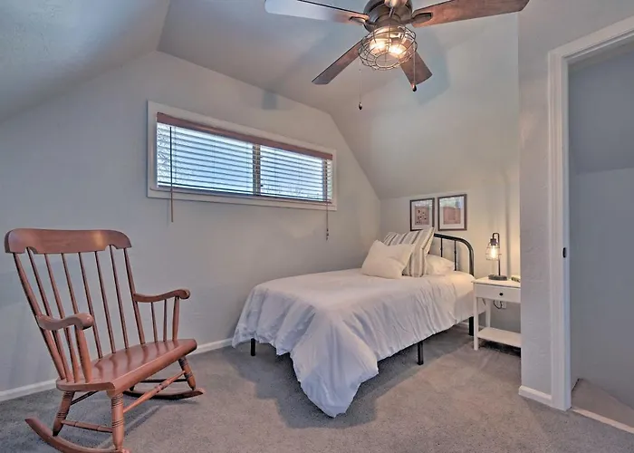 Whispering Pines Home: Fire Pit, Near Scenic Hikes Vakantiehuis *