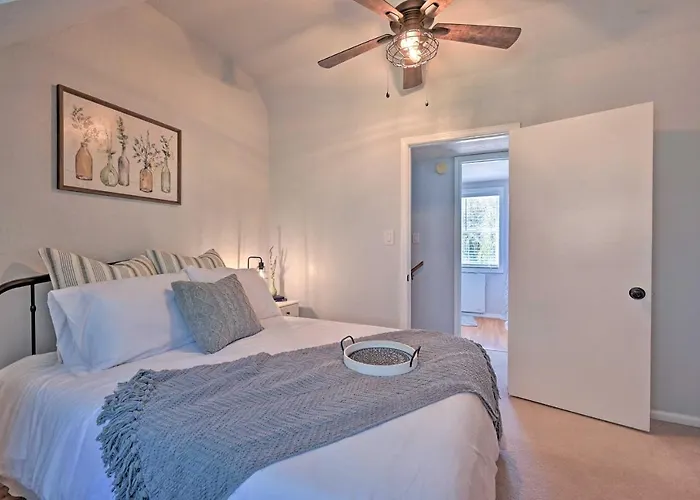 Whispering Pines Home: Fire Pit, Near Scenic Hikes Vakantiehuis *